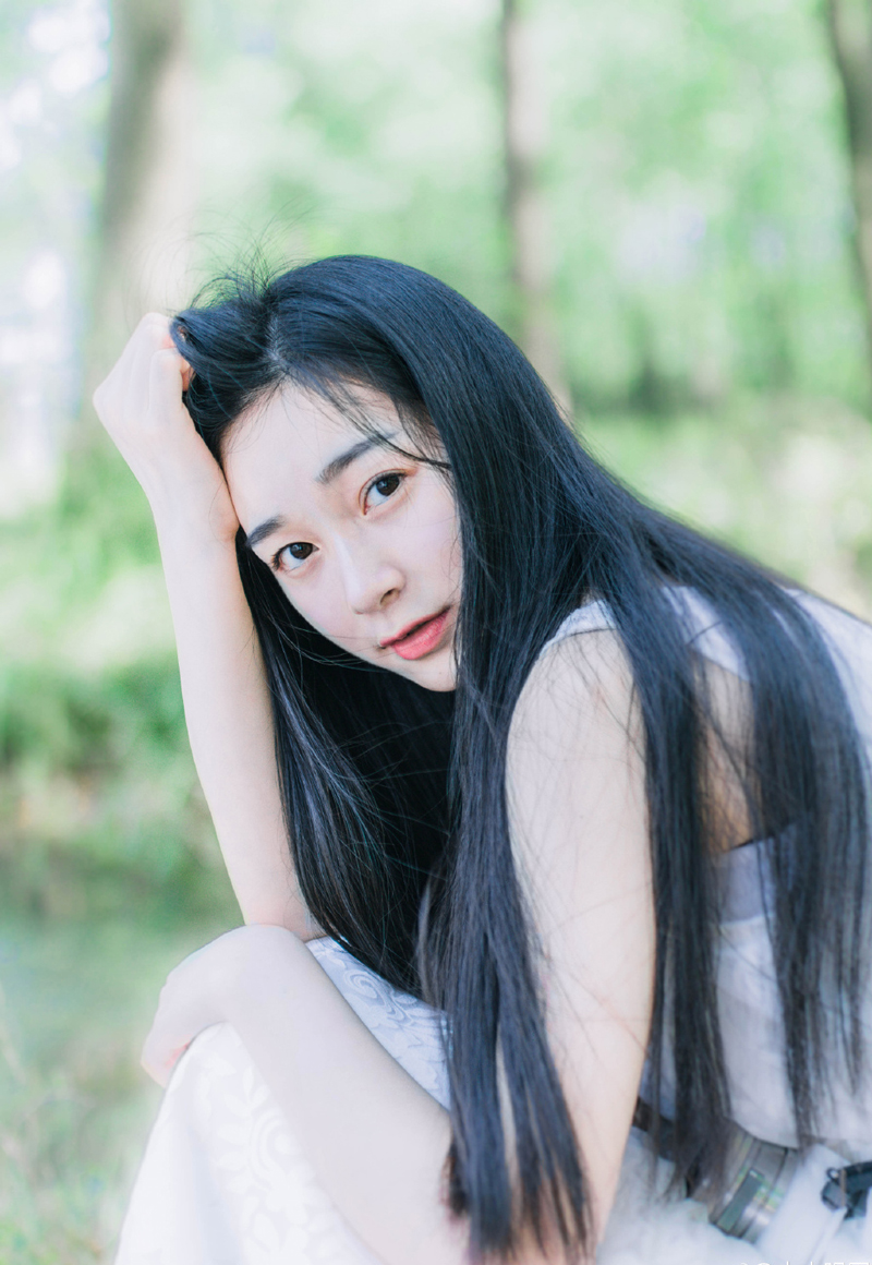 “不敢，强宾不压主，在下理当位居客席！”庞统虽然入营以来，表现的十分强势，却也清楚此刻自己其实已经因为刘璝的事情惹了一部分人的不满，目的既然已经达到，接下来是该表示诚意的时候，自然不会再一味的强势下去，那就有些蠢了，不过无形之中，依旧不断强调着自己的强势地位。